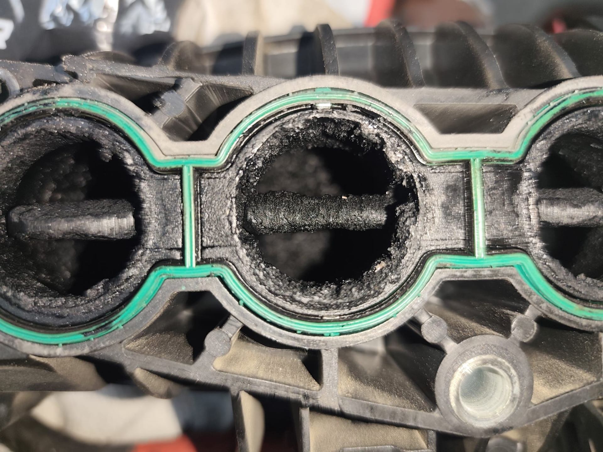 Mechaniczne usuwanie nagaru za pomocą granulatu z łupin orzecha — przed