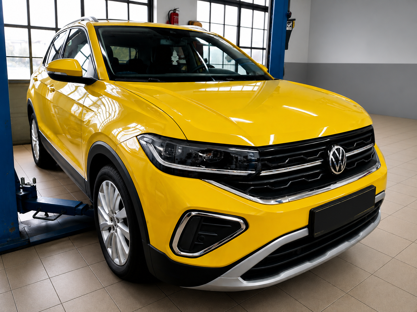 Samochód VW na podnośniku w warsztacie